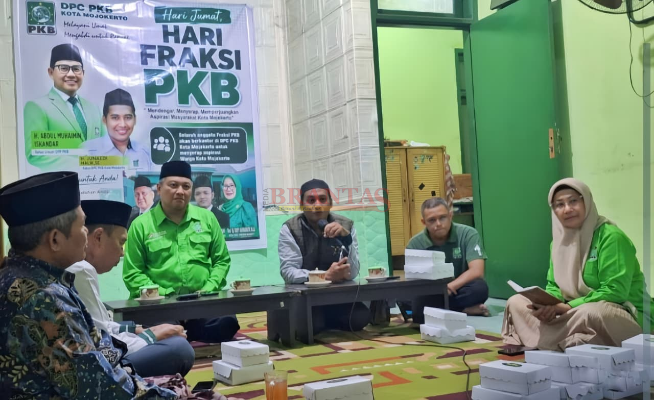 Ketua DPC PKB Kota Mojokerto H. Junaedi Malik, SE ( Gus Juned ) Didampingi Ketua Fraksi PKB, H. Wahju Nur Hidajat, SH MH, Waka DPRD H. Hadi Prayitno SH dan Ketua Komisi I Dra. Hj. Enny Rahmawati serta Gus Athok saat menyampaikan sambutannya