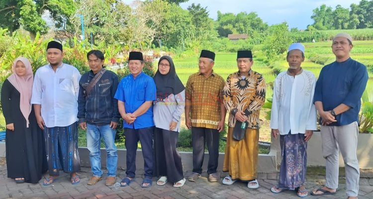 Keluarga Besar Penanggung jawab kegiatan Khotmil Qur'an di Makam Mbah Sentono Hadi Purwanto, SH MH