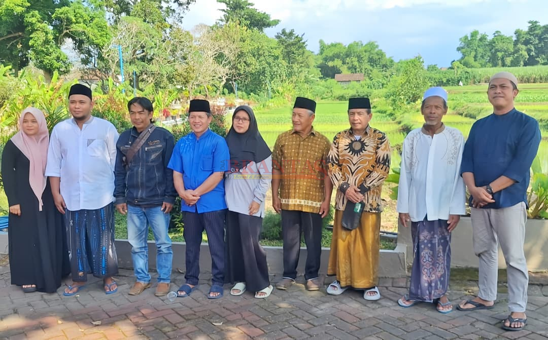Keluarga Besar Penanggung jawab kegiatan Khotmil Qur'an di Makam Mbah Sentono Hadi Purwanto, SH MH