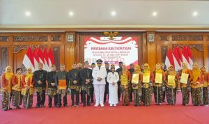 IMG-20260510-WA0011 Walikota Ning Ita bersama Wawali Cak Sandy Didampingi Kadis Pendidikan dan Kebudayaan Kota Mojokerto Agung Moeljono Soebagijo bersama Kepala Sekolah penerima SK