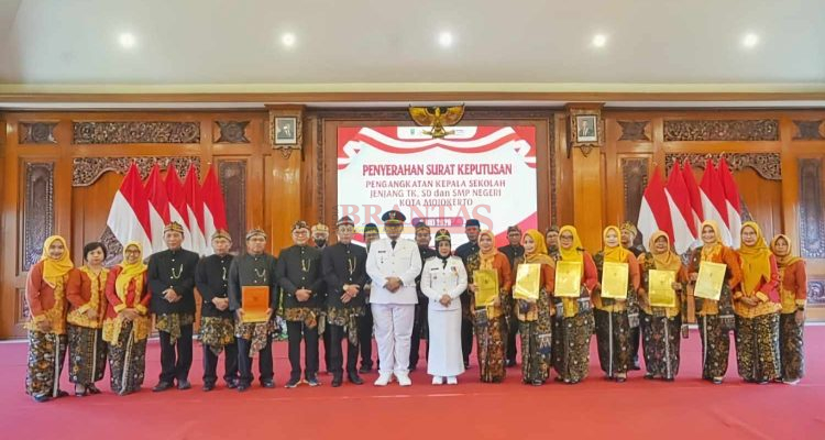 IMG-20260510-WA0011 Walikota Ning Ita bersama Wawali Cak Sandy Didampingi Kadis Pendidikan dan Kebudayaan Kota Mojokerto Agung Moeljono Soebagijo bersama Kepala Sekolah penerima SK