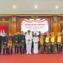 Walikota Ning Ita bersama Wawali Cak Sandy Didampingi Kadis Pendidikan dan Kebudayaan Kota Mojokerto Agung Moeljono Soebagijo bersama Kepala Sekolah penerima SK