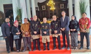 Notaris PPAT Juni Sulistyawati, SH,.M.Kn ( dua dari kiri pakai Jilbab merah ) yang merupakan Notaris Terbaik Mojokerto bersama Bupati Gus Barra pada upacara Hari Jadi Kabupaten Mojokerto ke - 733
