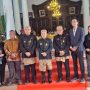Notaris PPAT Juni Sulistyawati, SH,.M.Kn ( dua dari kiri pakai Jilbab merah ) yang merupakan Notaris Terbaik Mojokerto bersama Bupati Gus Barra pada upacara Hari Jadi Kabupaten Mojokerto ke - 733