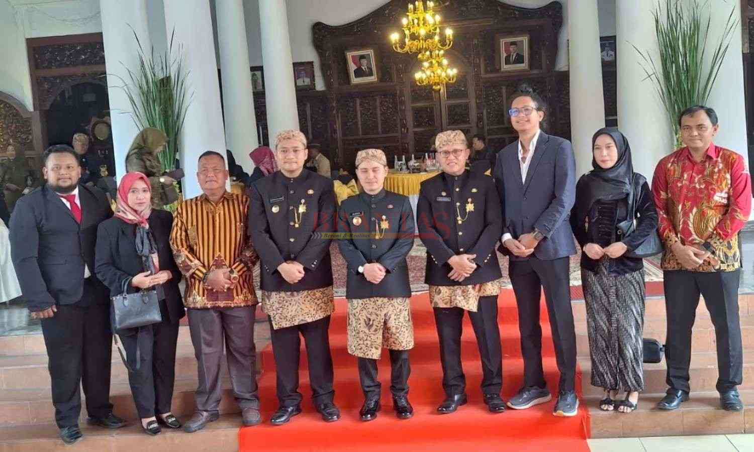 Notaris PPAT Juni Sulistyawati, SH,.M.Kn ( dua dari kiri pakai Jilbab merah ) yang merupakan Notaris Terbaik Mojokerto bersama Bupati Gus Barra pada upacara Hari Jadi Kabupaten Mojokerto ke - 733