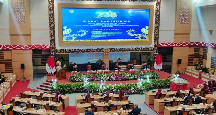Anggota DPRD Kabupaten Mojokerto saat melaksanakan Rapat Paripurna istimewa Hari Jadi ke 733 Kabupaten Mojokerto tahun 2026