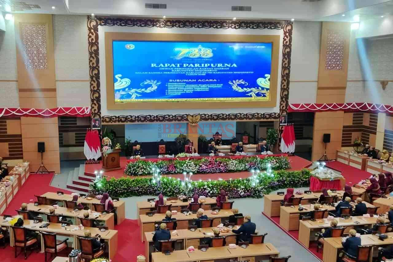 Anggota DPRD Kabupaten Mojokerto saat melaksanakan Rapat Paripurna istimewa Hari Jadi ke 733 Kabupaten Mojokerto tahun 2026