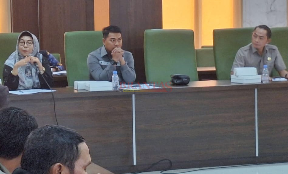 Ketua Komisi I DPRD Kabupaten Mojokerto Hj. Any Mahnunah Didampingi Sekretaris Komisi I Akhmad Lutfy Ramadhani dan Anggota Komisi I Makruf menyampaikan sambutannya