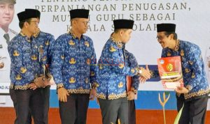 IMG-20260521-WA0001 Bupati Gus Barra Didampingi Sekdakab Teguh dan Kadis Pendidikan Kabupaten Mojokerto Amsar Ashari Siregar saat menyerahkan Keputusan Kepada salah satu kepala sekolah