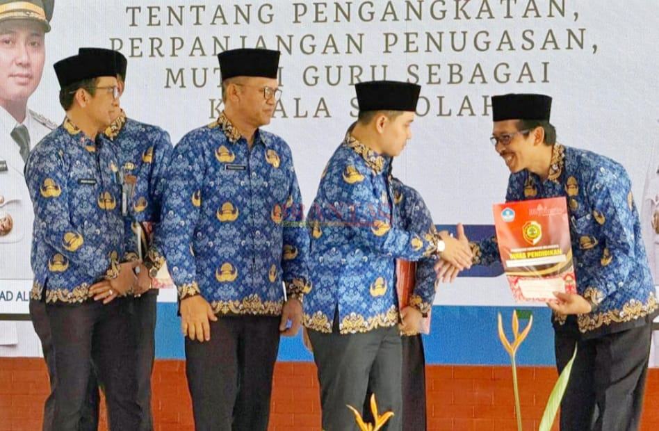 Bupati Gus Barra Didampingi Sekdakab Teguh dan Kadis Pendidikan Kabupaten Mojokerto Amsar Ashari Siregar saat menyerahkan Keputusan Kepada salah satu kepala sekolah