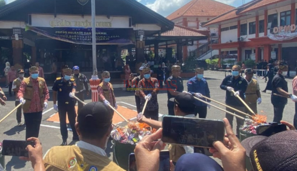 Bupati Gus Barra Didampingi para pejabat Bea dan Cukai Jatim 1 secara simbolis memusnahkan rokok Ilegal yang selanjutnya dibakar total di PT.PRIA Mojokerto