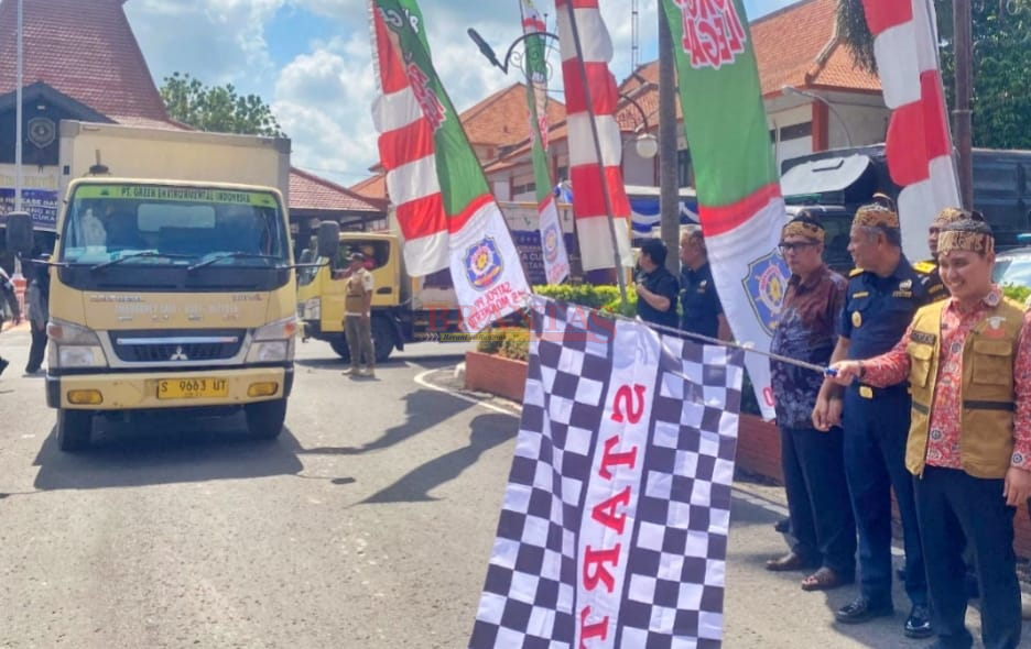 Bupati Mojokerto Gus Barra memberangkatkan Truk kontainer yang berisi Rokok Juta rokok Ilegal yang dibakar Mengunakan mesin incinerator bersuhu 1.000 ribu derajat di PT. PRIA Lakardowo Mojokerto