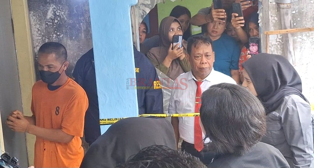 Tersangka Sat, didampingi Kuasa Hukum nya Advokat Kondang Alex Askohar, SH, MH saat melakukan Rekonstruksi