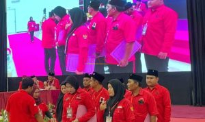Para Pengurus PAC PDI -Perjuangan se Kabupaten Mojokerto saat menerima SK Pelantikan Masa Bhakti 2026 - 2031