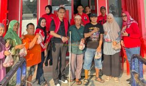 Ketua DPC PDIP Kabupaten Mojokerto Ida Bagus Nugroho SH didampingi Sekretaris DPC Nurida Lukitasari dan Bendahara DPC Hj. Setia Puji Lestari serta Wakil Ketua DPRD Abah Hartono bersama penyandang Disabilitas