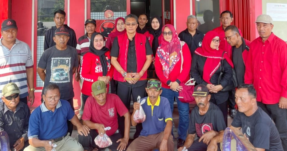 Ketua DPC PDIP Kabupaten Mojokerto Ida Bagus Nugroho SH, Sekretaris DPC Nurida Lukitasari dan Bendahara DPC Hj. Setia Puji Lestari, Waka DPRD Abah Hartono bersama dengan pengurus DPC dan PAC se Kabupaten Mojokerto