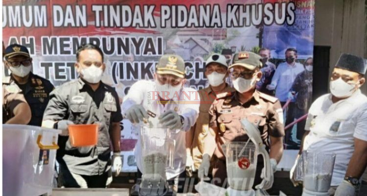 SAMPANG - Kejari Sampang Musnahkan Jutaan BB dari Puluhan Perkara Inkracht Kejaksaan Negeri Sampang