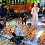 TRENGGALEK – SMAN 1 Trenggalek Kurbankan Plastik demi Bumi 350 Besek Bambu Gantikan Kantong Sampah SMAN 1 Trenggalek