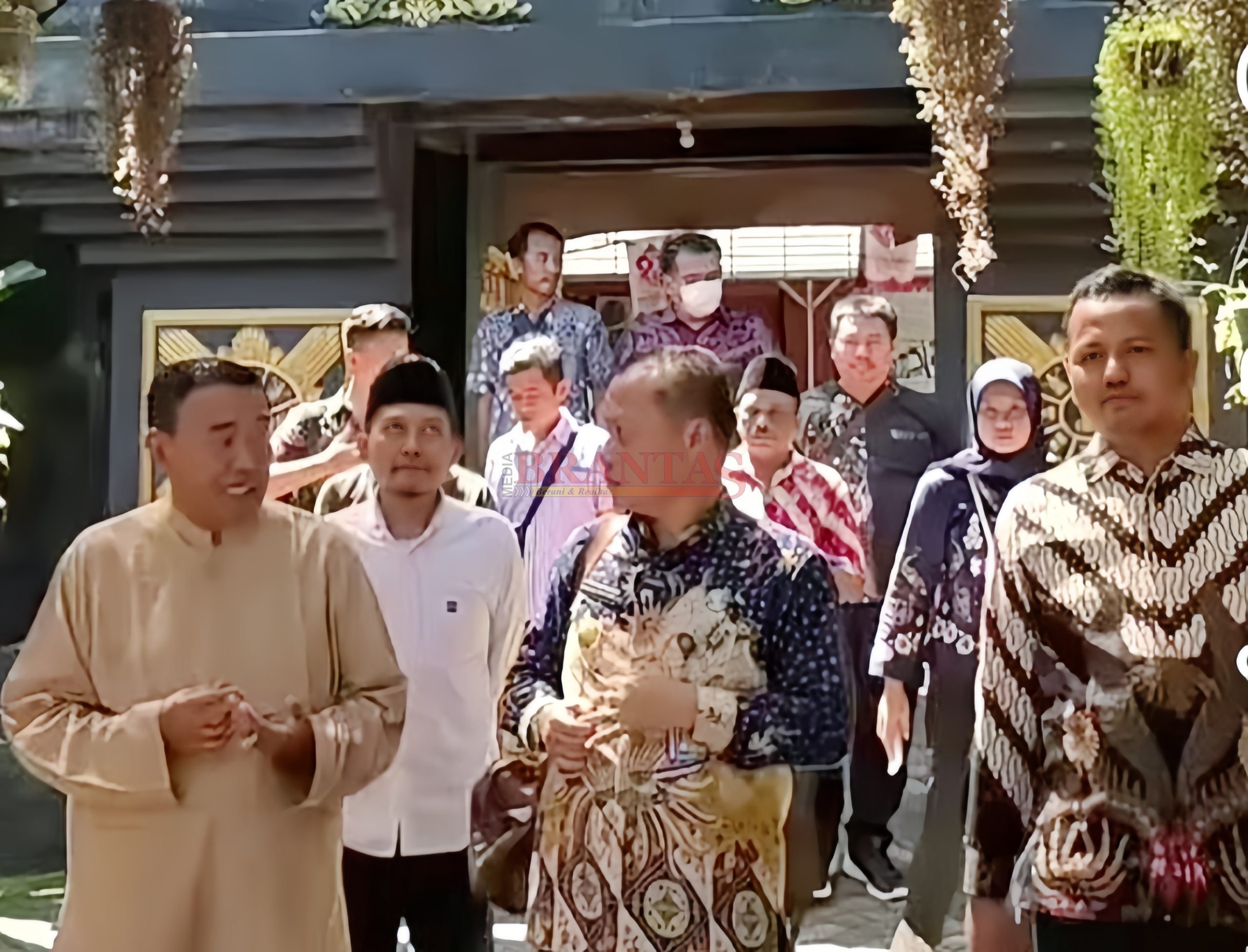 Ketua Kelompok Tani Mulyo Jati Mojopahit Mojokerto Ki Mulyono, SH, MM mendampingi Kepala BNN Kota Mojokerto AKBP Damar Bastiar Amarapit, ST keliling Pabrik Cokelat Mojopahit