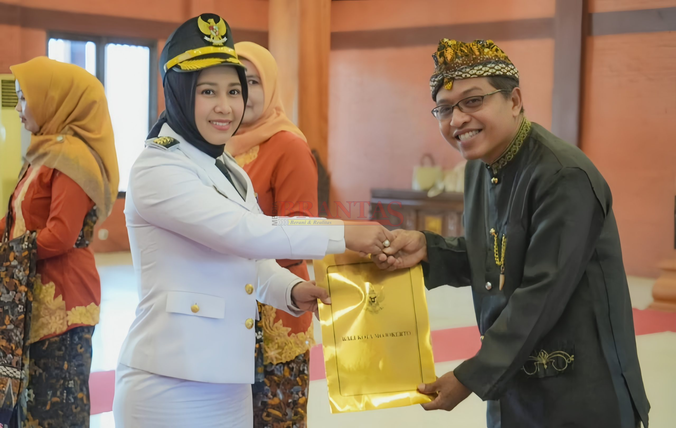 Walikota Ning Ita menyerahkan  SK kepada salah satu Kepala Sekolah penerima SK