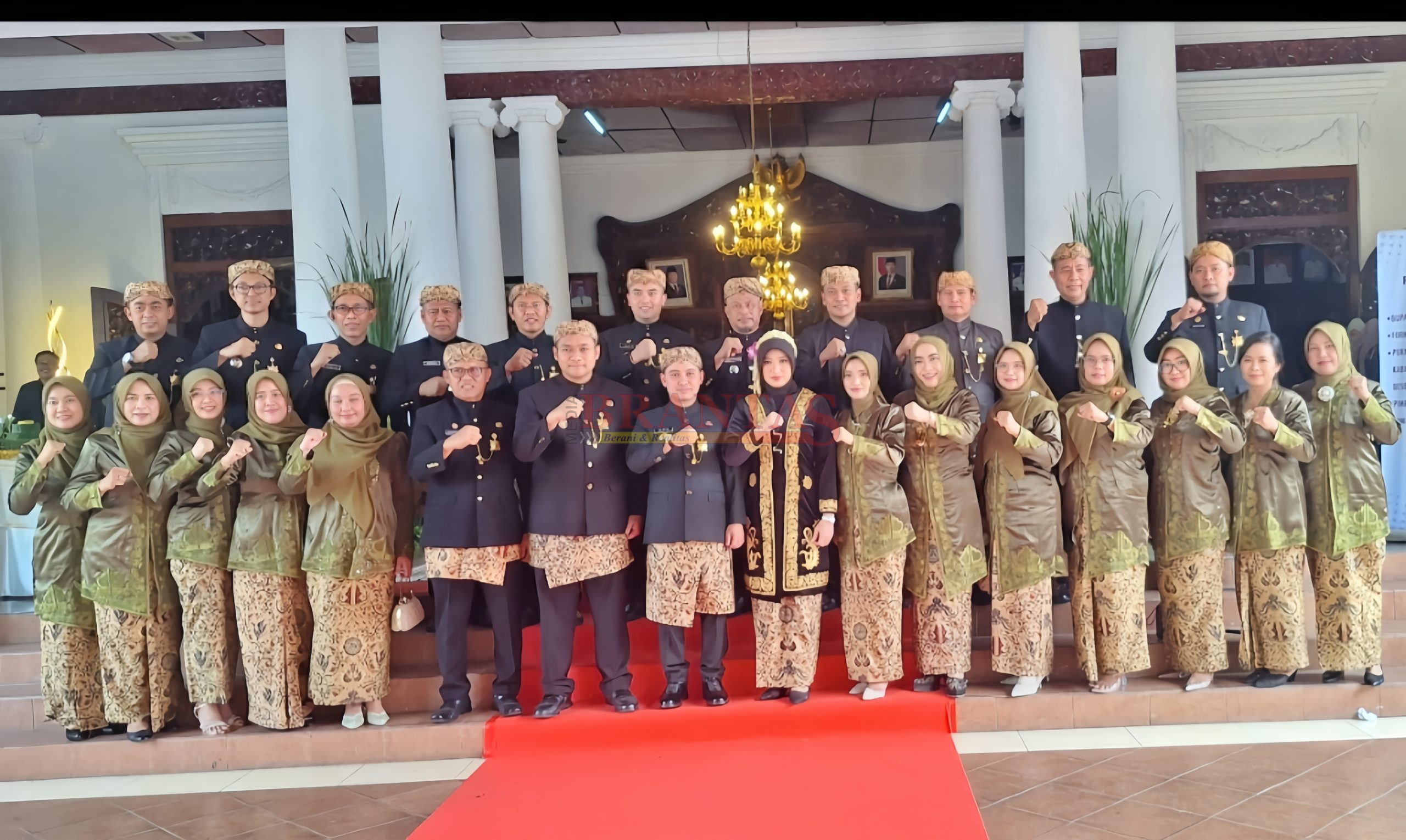 Bupati Gus Barra dan Wabup dr Rizal Didampingi Sekda Teguh Poto bersama para Camat beserta istri pada upacara Hari Jadi Kabupaten ke -733