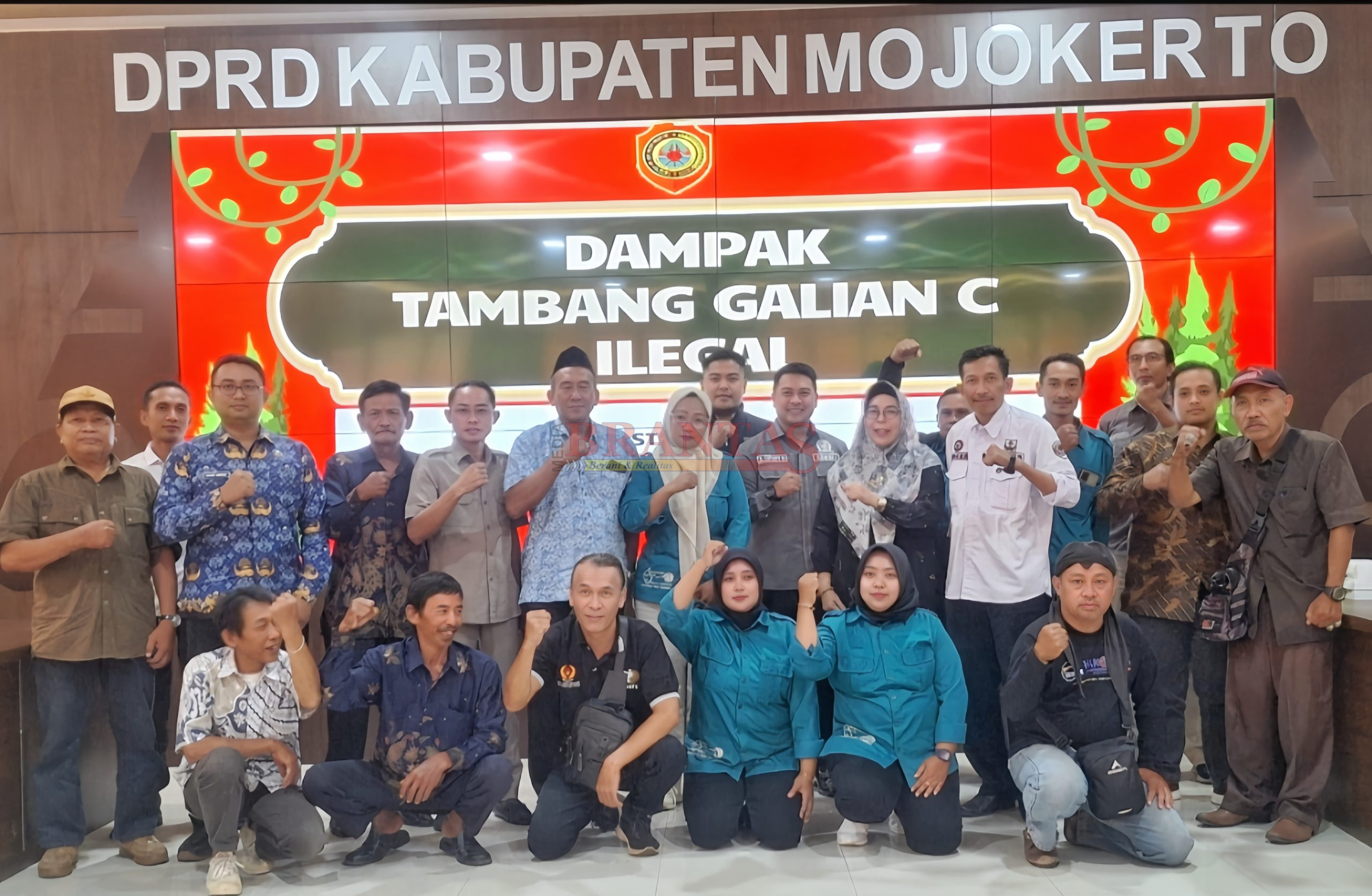 Ketua Komisi I Hj. Any Mahnunah, Didampingi Sekretaris Akhmad Lutfy Ramadhani, Wakil Ketua Ahmad Dhofir dan Anggota Komisi I Makruf poto bersama
