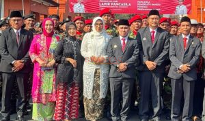 Wakil Ketua DPRD Kabupaten Mojokerto H. Khoirul Amin, S.Pd, ( Abah Amin ) paling kanan, bersama Bupati Gus Barra Didampingi Wabup dr Rizal saat mengikuti Upacara Peringatan Hari Kesakitan Pancasila