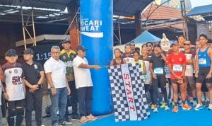 Kadispenduk Capil Kabupaten Mojokerto Norman Handhito ( kiri ) masih menyempatkan diri bergabung di Star yang diberangkatkan Oleh Sekda