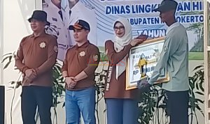 Ketua Tim Penggerak PKK Ning Hana, Didampingi Bupati Gus Barra dan Kadis DLH Rachmat Suharyono memberikan Penghargaan Kepada Kades Gunungan Pak Sadi