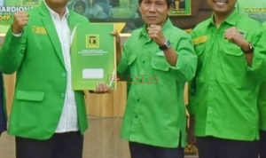 Ketua DPW PPP Jatim H. Arif Winarko, SH, menyerahkan SK Ketua DPC PPP Kabupaten Mojokerto kepada Abu Rajad didampingi Ahmad Afiffudin Syah'roni