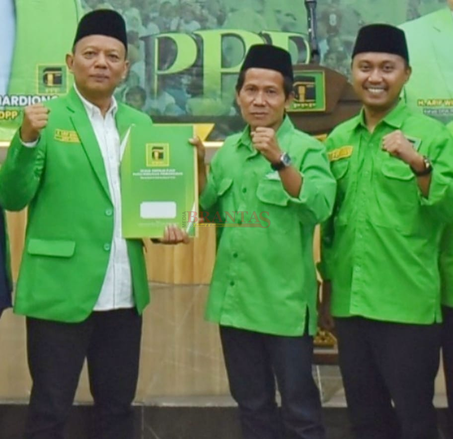 Ketua DPW PPP Jatim H. Arif Winarko, SH, menyerahkan SK Ketua DPC PPP Kabupaten Mojokerto kepada Abu Rajad didampingi Ahmad Afiffudin Syah'roni