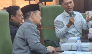 Anggota Komisi II DPRD Kabupaten Mojokerto H. Edi Ikhwanto, S.Sos ( kanan ) saat memberikan penjelasan kepada para Pengurus Paguyuban KDMP