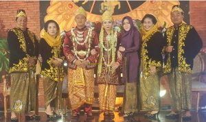 dr. Ikfina Fahmawati, M.Si, ( Bupati Mojokerto Periode 2021 - 2025 ) Poto bersama dengan kedua mempelai saat menghadiri acara Ngunduh Mantu Resepsi Pernikahan Dewa & Novia di Wisata Desa BMJ Mojopahit