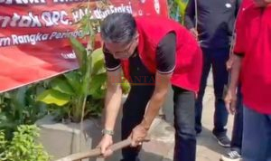 Ketua DPC PDI -Perjuangan Kabupaten Mojokerto Ida Bagus Nugroho, SH didampingi Wakil Ketua DPC H. Ismail Pribadi, SE, saat menanam pohon Sukun di Persawahan Dusun Banjarsari Desa Kedunglengkong Dlanggu