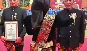 Walikota Mojokerto Ning Ita menyempatkan Pin Penghargaan Satyalancana karya Satya dari Presiden Prabowo kepada Muraji Kepala BKSDM Kota Mojokerto