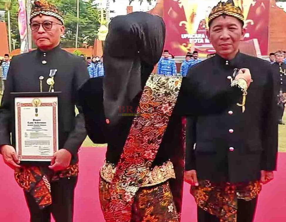 Walikota Mojokerto Ning Ita menyempatkan Pin Penghargaan Satyalancana karya Satya dari Presiden Prabowo kepada Muraji Kepala BKSDM Kota Mojokerto
