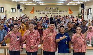 Wakil Bupati Mojokerto dr. Rizal Oktavian didampingi Kepala Dinas Koperasi & Usaha Mikro Kabupaten Mojokerto H. Abdulloh Muhtar, S.Sos, MM Poto bersama dengan Pengurus KDMP yang mengikuti pelatihan