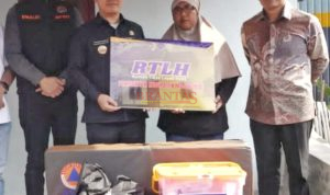 Bupati Mojokerto Dr Muhammad Al-Barra ( Gus Barra) Didampingi Kepala DPRKP2 Kabupaten Mojokerto ( kanan) ke rumah warga penerima program Pengentasan Kawasan Kumuh Terpadu RTLH