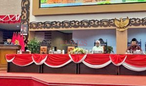 Bupati Gus Barra saat membacakan Jawaban Pandangan Fraksi Fraksi di hadapan Ketua DPRD Kabupaten Mojokerto Hj. Ayni Zuroh, M.Si, dan Wakil Ketua DPRD H. Hartono, SH pada Rapat Paripurna