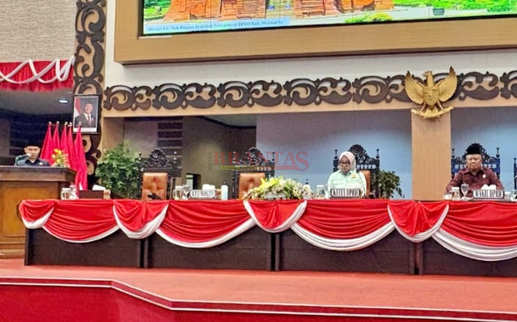 Bupati Gus Barra saat membacakan Jawaban Pandangan Fraksi Fraksi di hadapan Ketua DPRD Kabupaten Mojokerto Hj. Ayni Zuroh, M.Si, dan Wakil Ketua DPRD H. Hartono, SH pada Rapat Paripurna