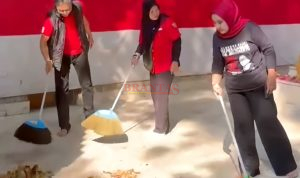 Ketua DPC PDI -Perjuangan Kabupaten Mojokerto Ida Bagus Nugroho SH bersama Sekretaris DPC Nurida Lukitasari SPd ( kanan) saat bersih bersih Situs Siti Inggil di Trowulan