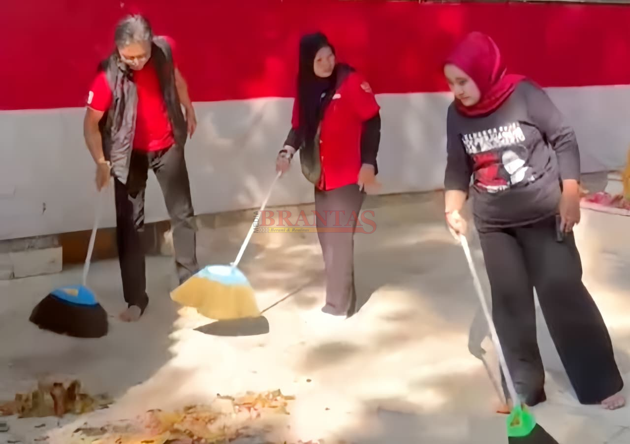 Ketua DPC PDI -Perjuangan Kabupaten Mojokerto Ida Bagus Nugroho SH bersama Sekretaris DPC Nurida Lukitasari SPd ( kanan) saat bersih bersih Situs Siti Inggil di Trowulan