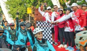 Walikota Ning Ita bersama Ketua DPRD Kota Mojokerto Ery Purwanti didampingi Wakil Ketua DPRD Kota Mojokerto Arie Hernowo saat memberangkatkan peserta Reses Fun Adventure Bike 2026