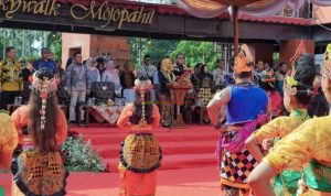 Walikota Mojokerto Ning Ita Didampingi Wawali Cak Sandy bersama Forkopimda dan para OPD saat membacakan Ikrar pada giat Kirab Budaya Mojo Bangkit