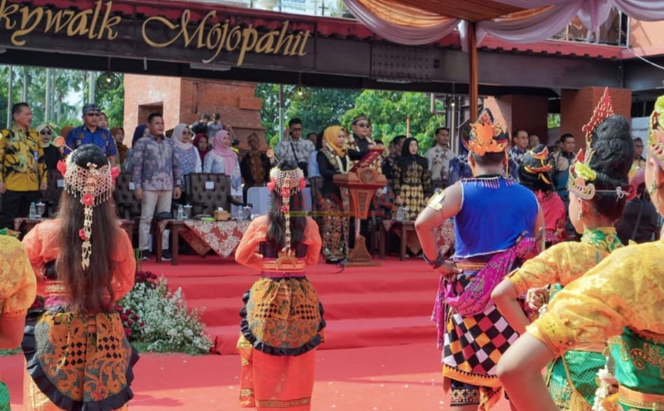 Walikota Mojokerto Ning Ita Didampingi Wawali Cak Sandy bersama Forkopimda dan para OPD saat membacakan Ikrar pada giat Kirab Budaya Mojo Bangkit