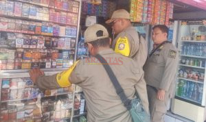 IMG-20260630-WA0002 Petugas Satpol PP Kota Mojokerto saat melakukan Razia Rokok Ilegal atau Rokok tak berpita Cukai di toko toko kelontong yang ada di Kelurahan Pulorejo