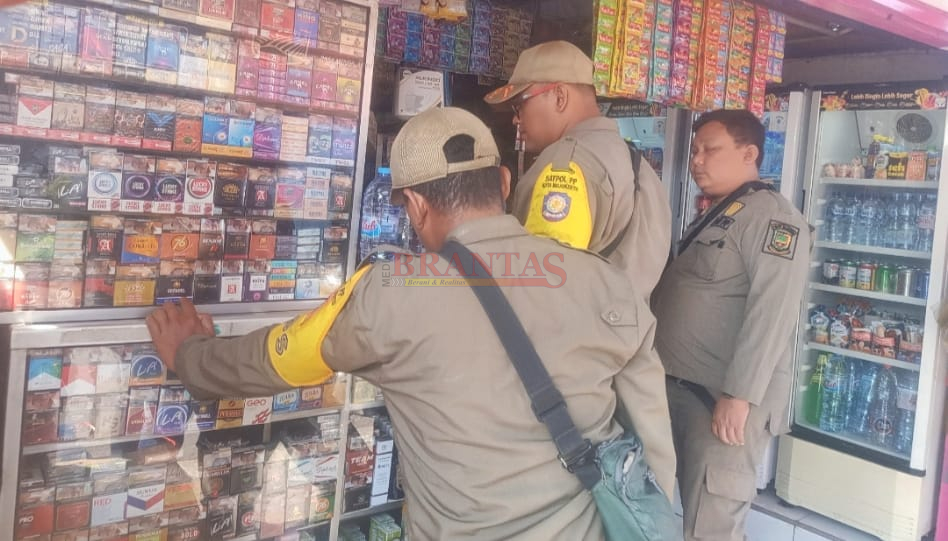 Petugas Satpol PP Kota Mojokerto saat melakukan Razia Rokok Ilegal atau Rokok tak berpita Cukai di toko toko kelontong yang ada di Kelurahan Pulorejo