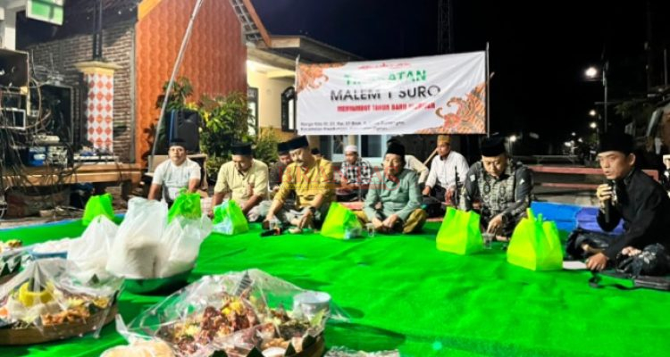 Warga Blok A Sumengko Tirakatan Malam 1 Suro di Jalan Desa Sumengko