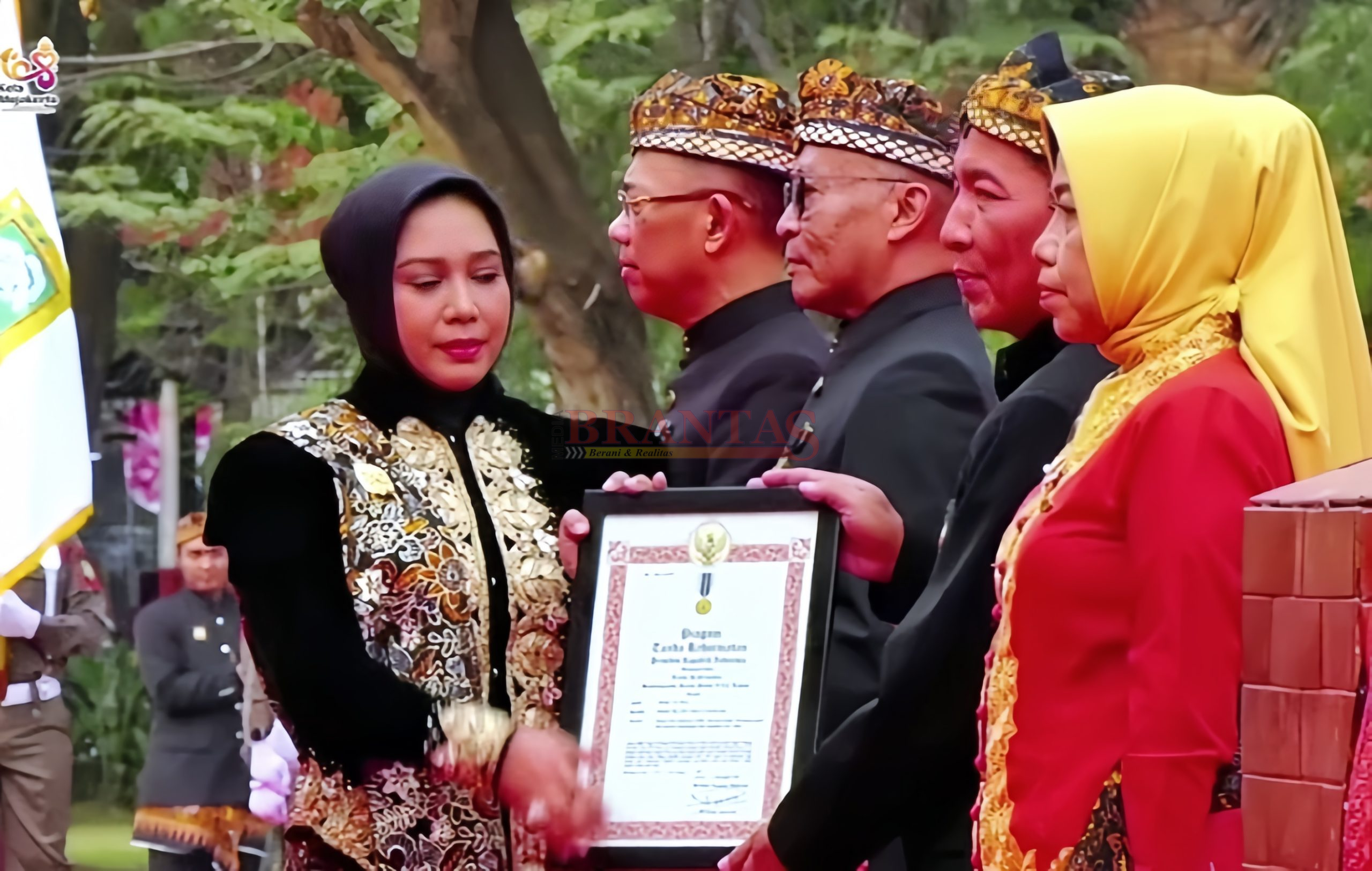 Walikota Mojokerto Ning Ita menyerahkan Piagam Penghargaan Satyalancana karya Satya dari Presiden Prabowo kepada Muraji Kepala BKSDM Kota Mojokerto