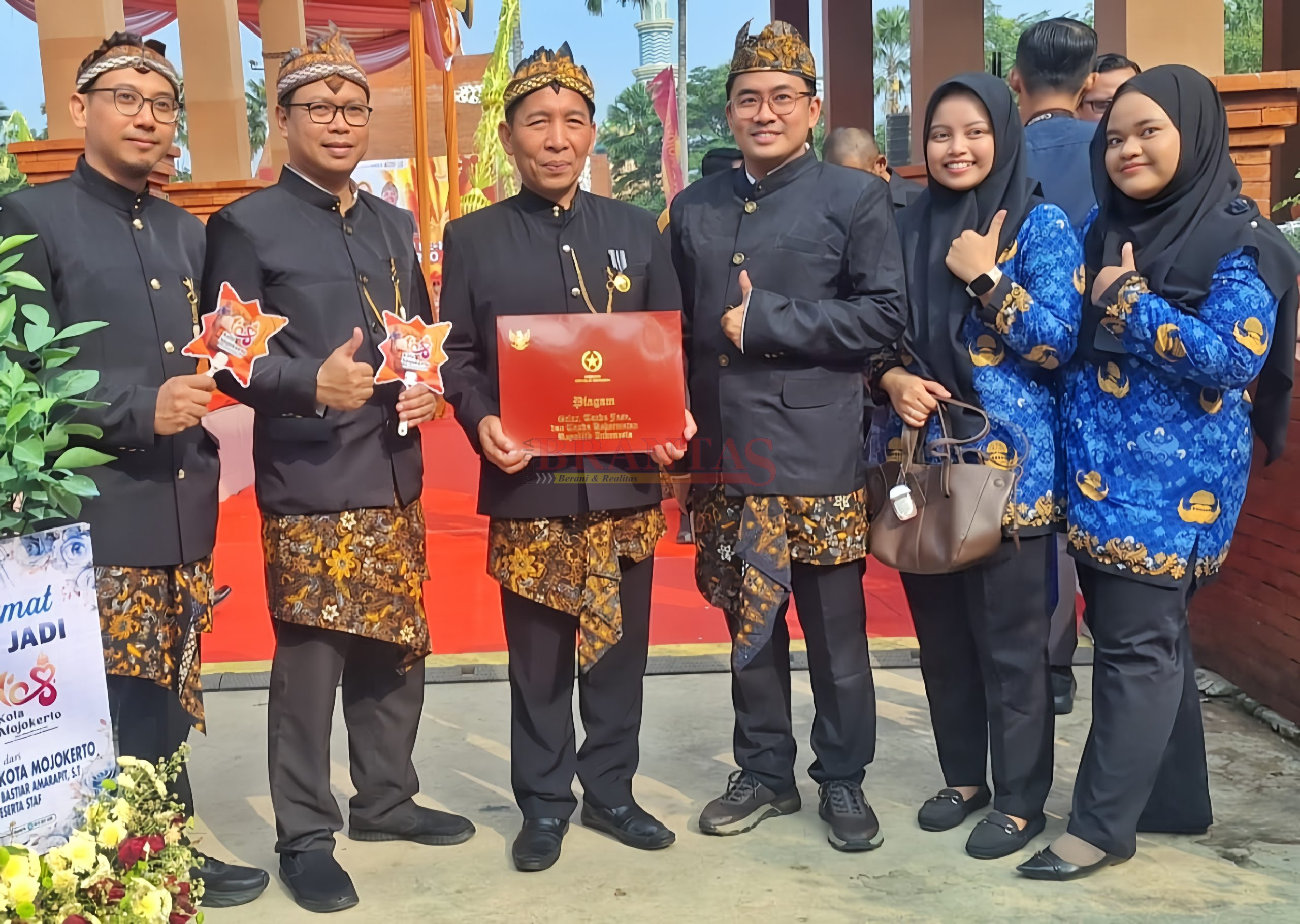 Kepala BKSDM Kota Mojokerto Muraji, ST, M.Si, memperlihatkan Piagam Penghargaan Satyalancana Karya Satya dari Presiden Prabowo